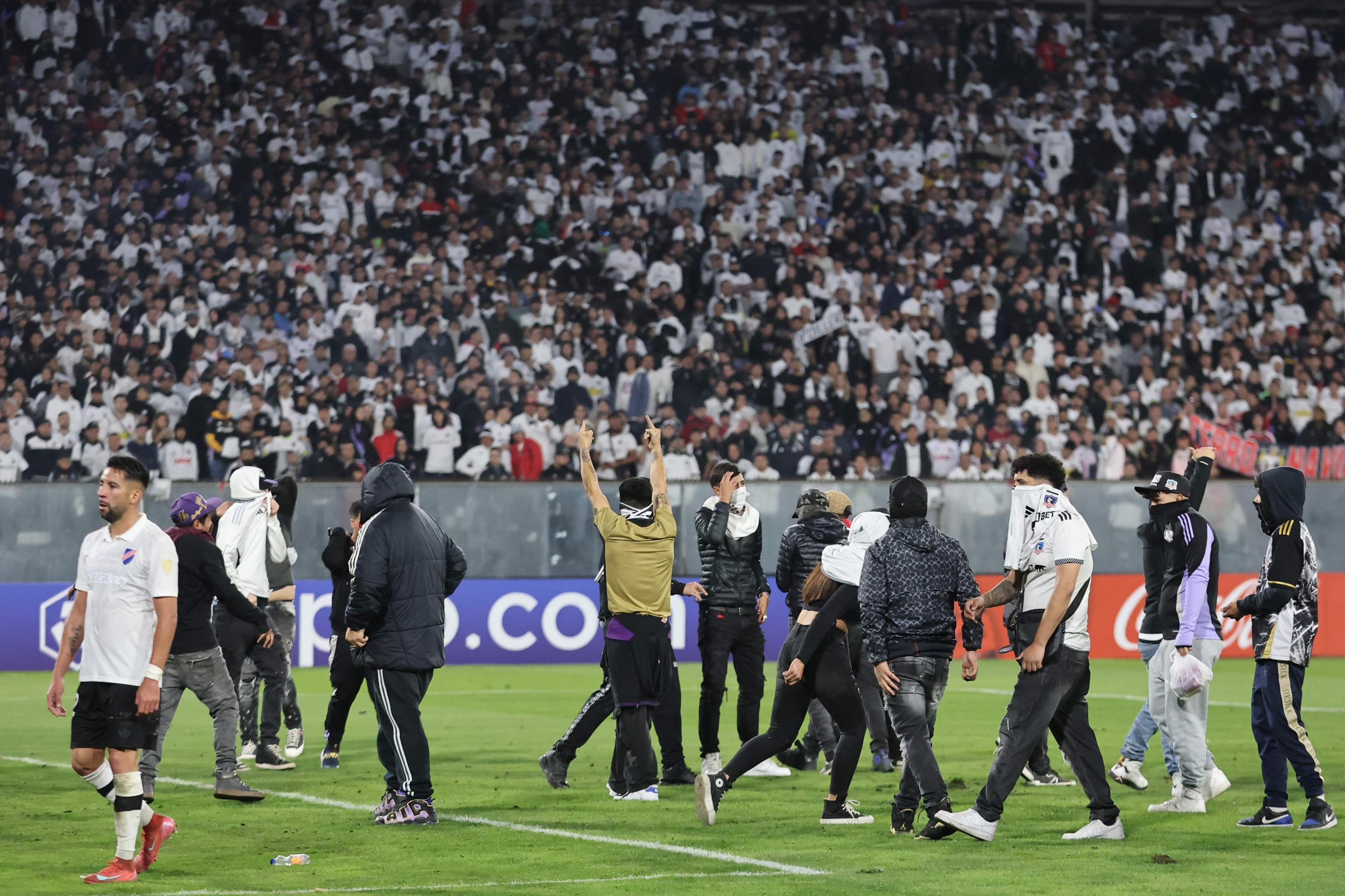 Obožavatelji Colo Colo -a ulaze na teren tijekom nogometne utakmice Copa Libertadores Grupne scene između Chileovog Colo Coloa i Brazila Fortaleza na monumentalnom stadionu Davida Arellano u Santiagu, 10. travnja 2025. (Foto Javier Torres / AFP)