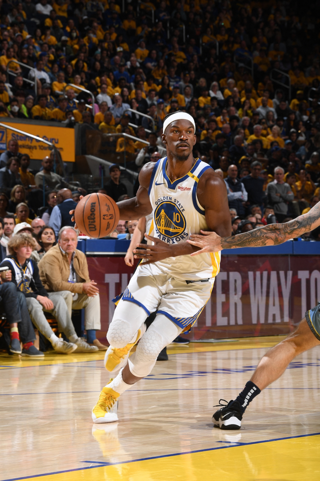 SAN FRANCISCO, Kalifornija - 15. travnja: Jimmy Butler #10 iz Golden State Warriorsa vozi se u košaru tijekom utakmice protiv Memphis Grizzliesa tijekom 2025. godine SOFI Play -In turnir 15. travnja 2025. u Chase Centru u San Franciscu u Kaliforniji. Napomena Korisniku: Korisnik izričito priznaje i slaže se da, preuzimanjem i ili korištenjem ove fotografije, korisnik pristaje na Uvjete i odredbe o licenciji Getty Images. Obavezna obavijest o autorskim pravima: Autorska prava 2025 NBAE Noah Graham / NBAE putem Getty Images / AFP (Foto Noah Graham / NBAE / Getty Images / Getty Images putem AFP -a)