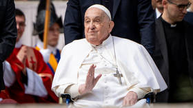 Papa Franjo umire