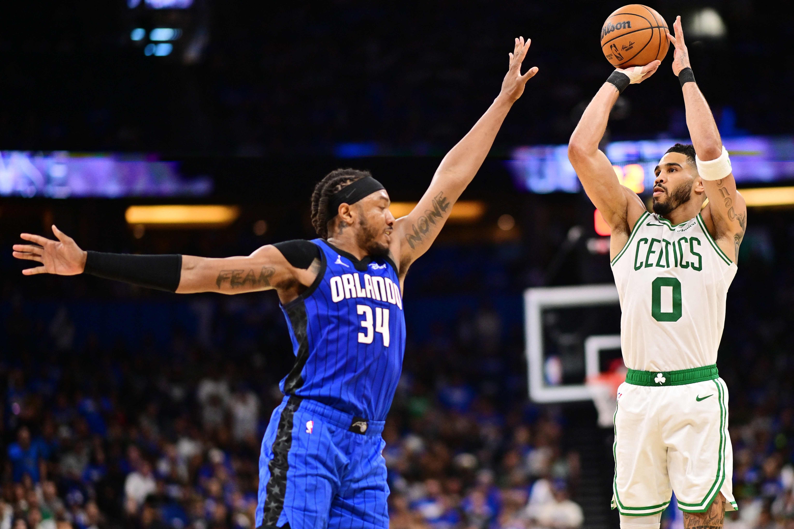 ORLANDO, FLORIDA-27. travnja: Jayson Tatum #0 iz Boston Celticsa puca u tri točke protiv Wendell Carter Jr. #34 iz Orlando Magic-a u prvoj polovici igre 4 prvog kruga 2025. NBA doigravanja u Kia Centru 27. travnja, 2025, u Orlando. Napomena Korisniku: Korisnik izričito priznaje i slaže se da, preuzimanjem i ili pomoću ove fotografije, korisnik pristaje na uvjete i odredbe Ugovora o licenciji Getty Images. Julio Aguilar / Getty Images / AFP (Foto Julio Aguilar / Getty Images Sjeverna Amerika / Getty Images putem AFP -a)