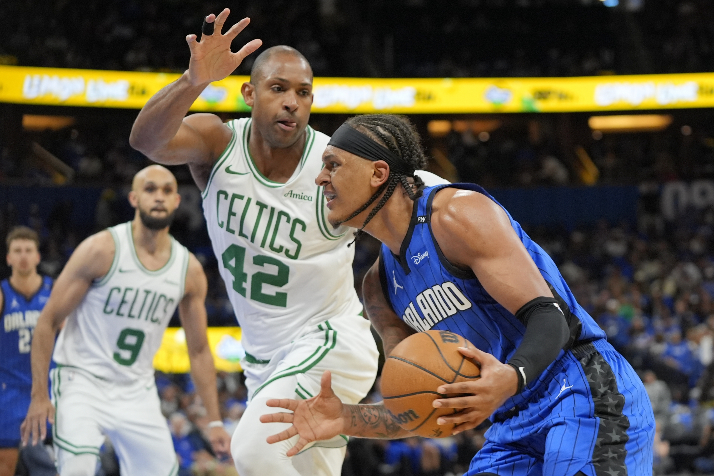Orlando Magic Napadač Paolo Banchero, desno, vozi se u košaru protiv Boston Celtics Centra Al Horford (42) tijekom drugog poluvremena u igri 3 iz prvog kruga NBA doigravanja košarkaške serije, petak, 25. travnja, 2025., u Orlandu, Fla. (AP Photo/John Raoux) Associated Press/Larax