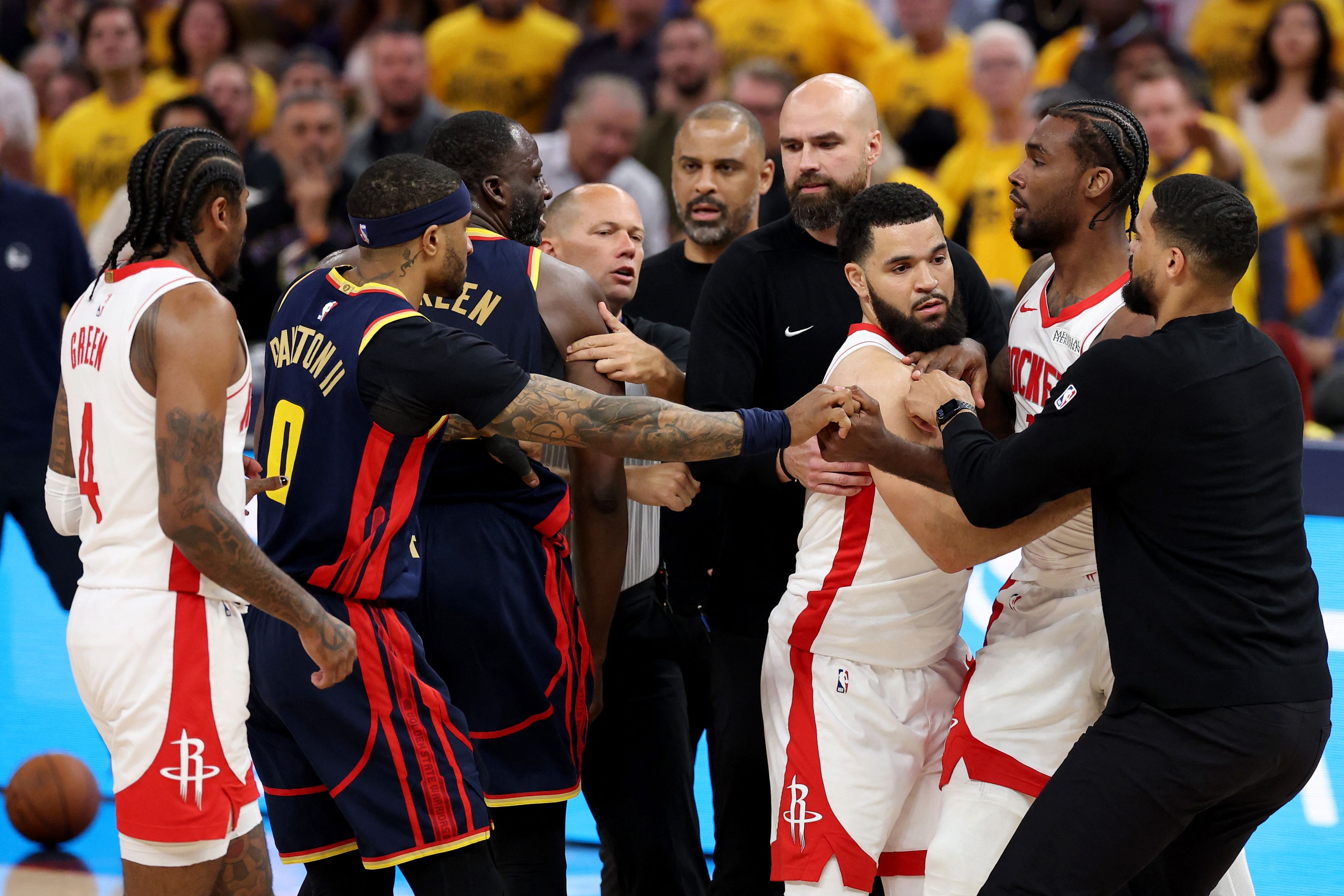 San Francisco, Kalifornija - 28. travnja: Draymond Green #23 iz Golden State Warriors -a i Tari Eason #17 iz borbi za Houston Rockets tijekom druge četvrtine u četvrtoj utakmici četvrte Western Conference NBA doigravanja u Chase Centru 28. travnja u San Franciscu, Kalifornija. Napomena Korisniku: Korisnik izričito priznaje i slaže se da, preuzimanjem i ili pomoću ove fotografije, korisnik pristaje na uvjete i odredbe Ugovora o licenciji Getty Images. Ezra Shaw / Getty Images / AFP (Foto Ezra Shaw / Getty Images Sjeverna Amerika / Getty Images putem AFP -a)
