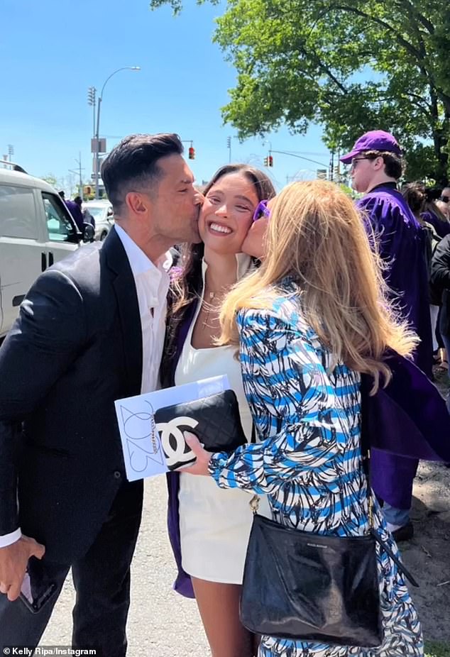 U međuvremenu, kažu da su Lolini poznati ljudi (na slici 2023.) vrijedni kombiniranih 190 milijuna dolara zahvaljujući njihovim unosnim položajima koji su organizirali sindikalnu jutarnju emisiju uživo! s Kelly i Markom