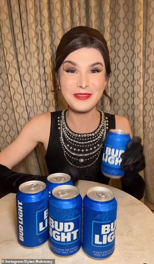 Popularnost Bud Lighta pala je, a prodaja je pala 30 posto nakon što su konzervativni potrošači bojkotirali piće nad njegovim partnerstvom Dylan Mulvaney