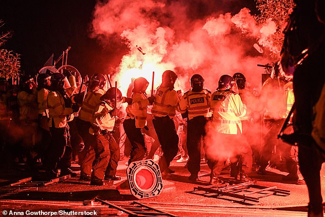 Legia Warsaw Ultras sukobila se s navijačima i redovima policije izvan Villa Parka prošle sezone
