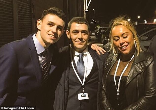 Veznjak Manchester Cityja i Engleske prethodno je objavio na Instagramu kako bi pripisao svojim roditeljima Phil Snr i majci Claire (na slici s njim) za njegov uspjeh u igri