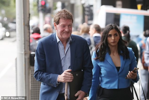 Bivši agent za velika velika imena poput Waynea Careya i Tonyja Locketta (na slici izvan suda u ožujku prošle godine) navodno je prijetio da će ubiti policiju na društvenim medijima