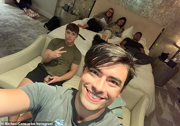 1. svibnja, prazni gnijezdi-koji su također roditelji 27-godišnjeg sina Michaela i 22-godišnjeg sina Joaquina-impresivno će proslaviti svoju 29. godišnjicu vjenčanja (na slici 2023.)