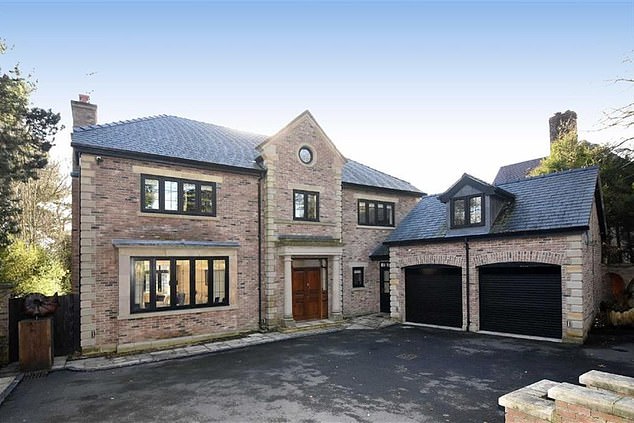 Rowlands, koji živi u ovoj imovini od 3,5 milijuna funti u Upmarket Prestbury, Cheshire, razdraženi susjedi u studenom nakon što su postavili dvosatni vatromet u stilu Disneylanda