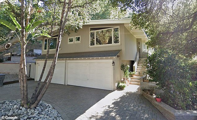 Osment je od uništenog doma prikazan