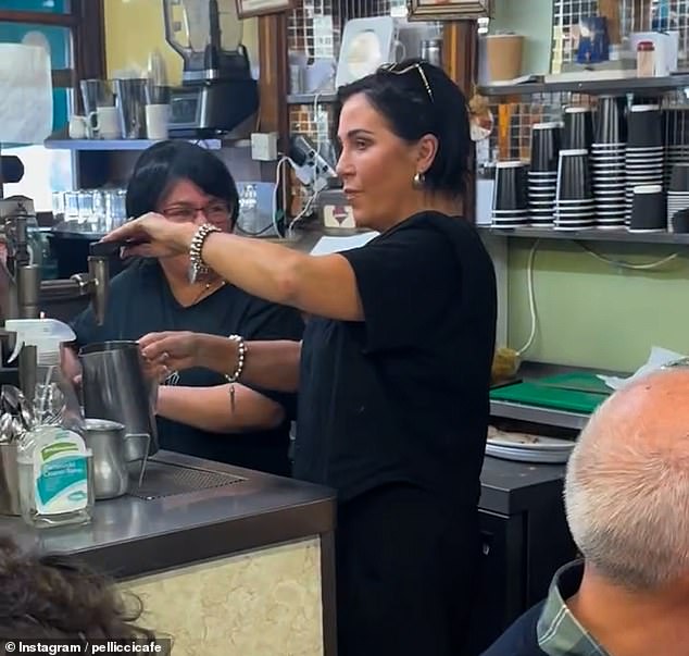 Parkirala se na popularnoj E Pellicci u Bethnal Green -u i odmah je stigla na posao, pomažući osobljem u žurbi za vikend