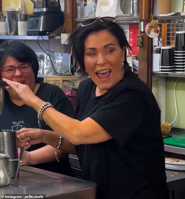 Njezin čudan izgled dolazi nakon što je prošlog mjeseca zamijenila kraljicu Vic za kafić iz Istočnog Londona, dok je preuzela ulogu barista i ulila kave za zapanjene kupce