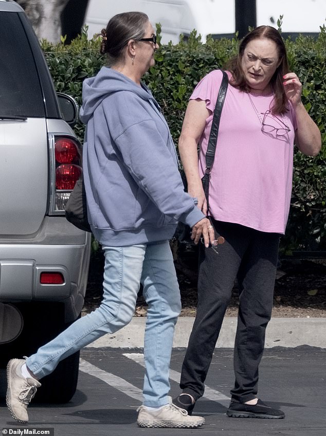 Među onima koji su prisustvovali bili su 62-godišnja kći Elizabeth (L) i 58-godišnja Leslie (R), kao i njegov sin Christopher, 65; Hackmanove kćeri prikazane su 27. veljače u blizini Burbank, Kalifornija.