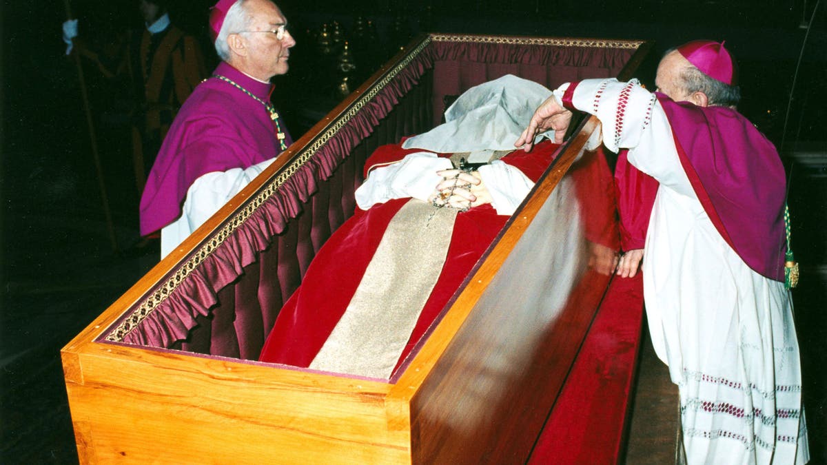 Nadbiskup obrubljeno lice pokojnog pape Ivana Pavla II tijekom sprovoda