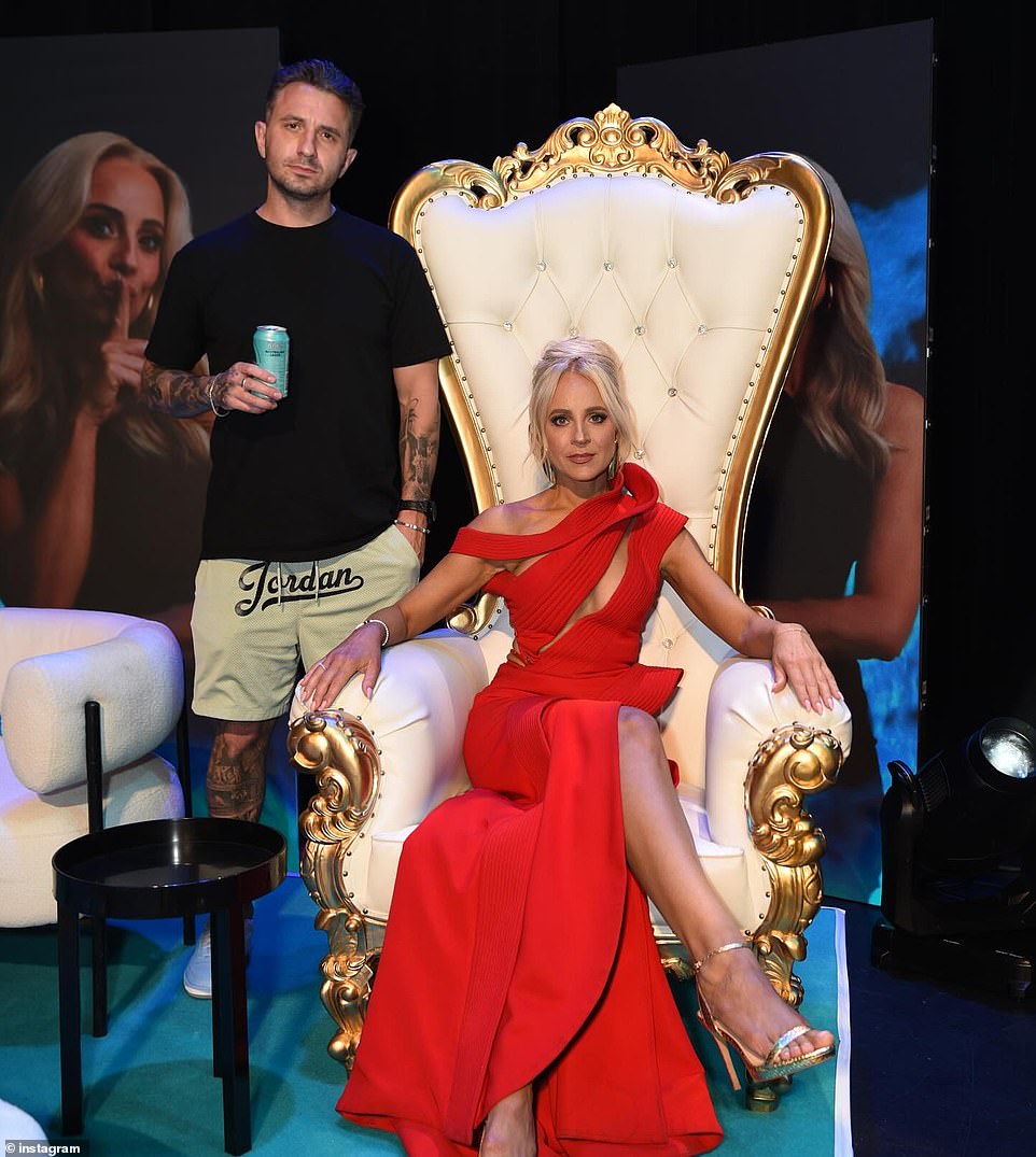 To dolazi nakon što je Carrie glasina Fox FM-zvijezda Tommy Little dodala gorivo na romantične glasine nakon komične pečenja njegove radio-zvijezde