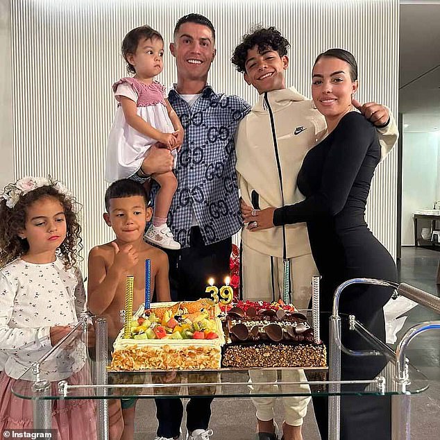 Bella je jedno od petero djece koju Ronaldo ima s modelom i ličnošću društvenih medija Georgina Rodriguez