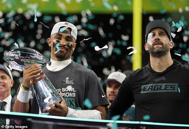 Glavni trener Nick Sirianni i Jalen Hurts #1 iz Philadelphia Eagles slavi s trofejem Vince Lombardi nakon što su pobijedili Kansas City Chiefs 40-22 kako bi osvojili Super Bowl Lix