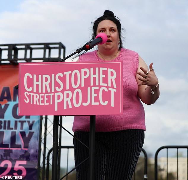 Zvijezde djevojke na slici su govorili o gomili u Nacionalnom tržnom centru, jer je pokazala svoju podršku trans pravima