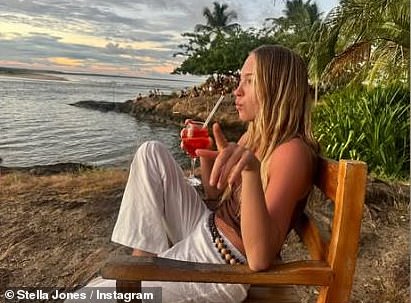 Model, kći supermodela Kate Moss (51), pokazala je svoju kožu koja je pobunjena suncem dok je gledala zalazak sunca s koktelom u ruci