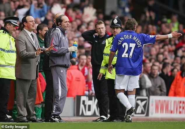 Liverpool manager Rafael Benítez, second left, and Moyes, third from right, look on as Van der Meyde makes his way off the pitch at Anfield after receiving a red card in March 2006