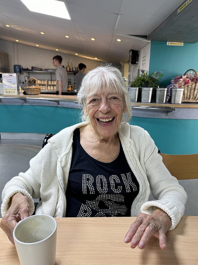 Drugi su tvrdili da Julie, koja je bila najpoznatija kao glamurozni Rovers, vraćaju gazdaricu u Coronation Streetu, ne bi voljela da se slika dijeli na mreži (na slici 2024)