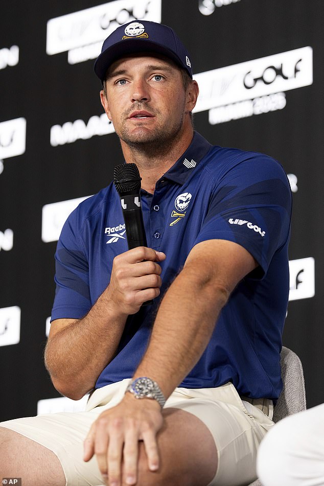Dechambeau je rekao da se ne raspravlja o puno politike, ali da je komunicirao s Trumpom, guvernerom Floride Ron Desantis i slavnim osobama poput pjevača country glazbe Kid Rock