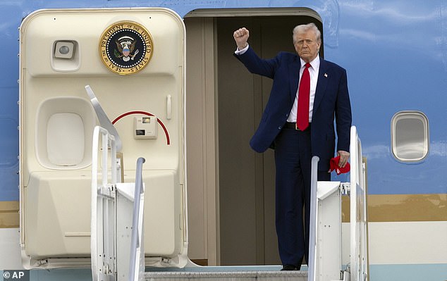 Trump je govorio na večeri prije nego što je liv golf tee s njihovog trojinog događaja na njegovom golf terenu