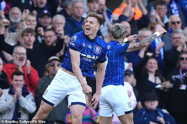 Liam Delap otvorio je bodovanje za Ipswich nakon 16 minuta, označavajući svoj 12. gol ove sezone