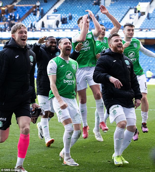 Hibsovi igrači slave s navijačima u Ibroxu nakon što su pobijedili Rangers 2-0
