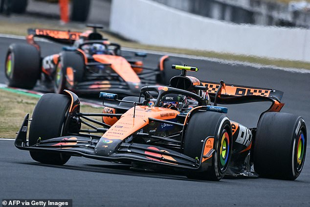 Oscar Piastri (pozadina) izmislio se na Norrisu prema kraju, a McLaren nije htio da prestigne