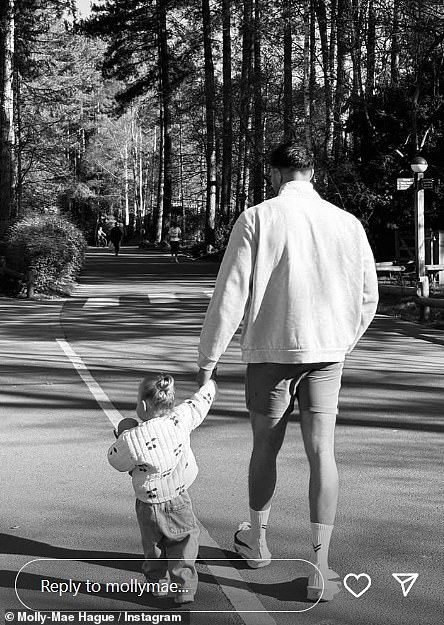 Molly je na Instagramu podijelila prvu fotografiju boksera na Instagramu, crno -bijeli gad držeći Bambijevu ruku