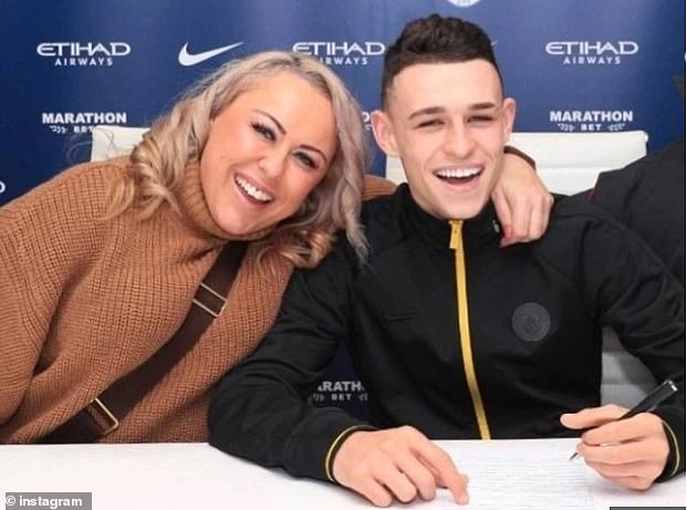 Claire Rowlands (44) prikazana je zajedno sa svojim sinom dok potpisuje ugovor u prosincu 2018.