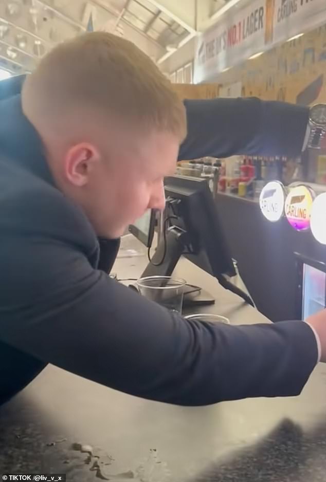 Snimke koje je na Tiktoku objavio pojedinac pod korisničkim imenom @liv_v_x prikazuje jednog čovjeka koji se naslonio na vrh šipke kako bi si ulio pintu iz plastične šalice