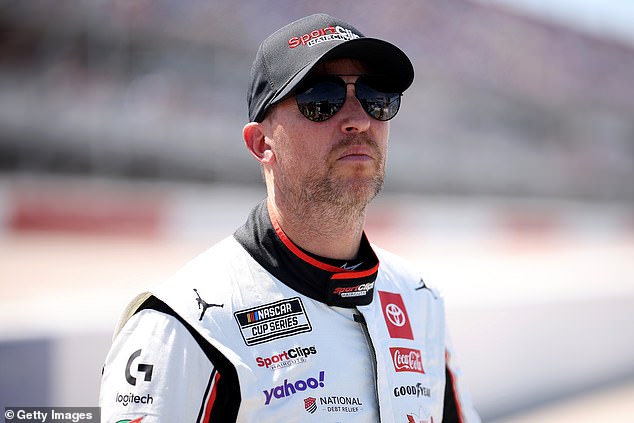 Hamlin gleda tijekom kvalifikacija za NASCAR Cup Series Goodyear 400 u Darlingtonu