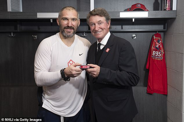 Ranije tijekom dana, Alex Ovechkin (lijevo) oborio je rekord NHL -a Waynea Gretzkyja