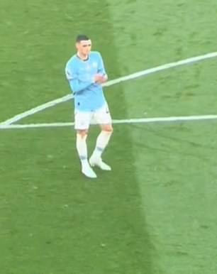 Phil Foden sarkastično je pljeskao obožavateljima nakon što su njegovu majku Claire Rowlands označili 's ** g'