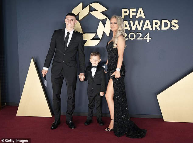 Gradska zvijezda prikazana s Cookeom i njegovim zvijezdama na društvenim mrežama Ronnie na dodjeli nagrada PFA 2024
