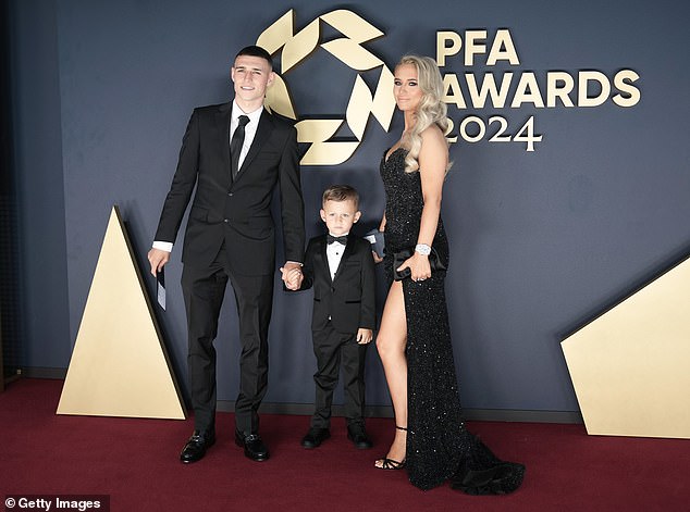 Gradska zvijezda prikazana s Cookeom i njegovim zvijezdama na društvenim mrežama Ronnie na dodjeli nagrada PFA 2024