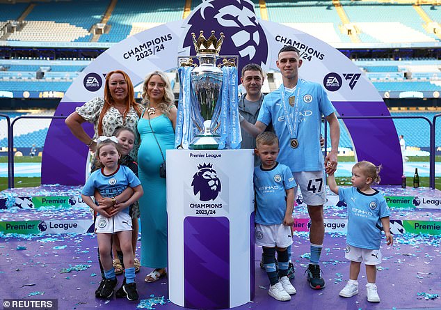 Vladajući igrač PFA igrača godine slavi osvajanje četvrtog uzastopnog naslova za Manchester City sa svojom obitelji (Rowlands je slikao krajnje lijevo s Cookeom uz nju)