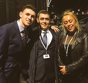 Nogometaš se zahvalio mami Rowlands (Centar, desno) i njegovom ocu Phil Foden SNR (centar, lijevo) u dirljivoj poruci na društvenim mrežama 2017. - nakon njegove godine u Man Cityju kao tinejdžer