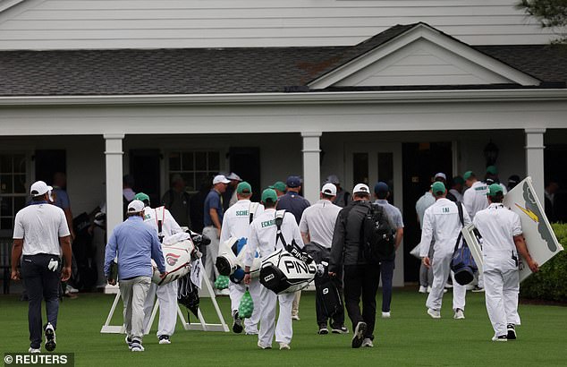 Augusta National Golf Club bio je prisiljen evakuirati temelje u ponedjeljak, jer su se vremenski uvjeti pogoršali usred prvog kruga treninga uoči 89. majstora