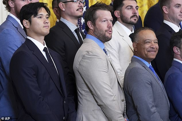 Zvijezda Shohei Ohtani (L) i menadžer Dave Roberts (R) bili su među Dodgerima koji su prisustvovali