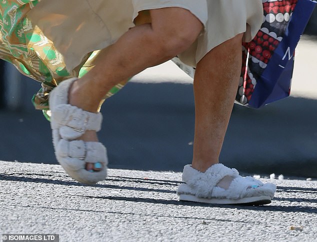 Jessiejev ansambl podsjećao je na odjeću za spavanje dok je spominjala par bijelih pahuljastih sandala u stilu papuča
