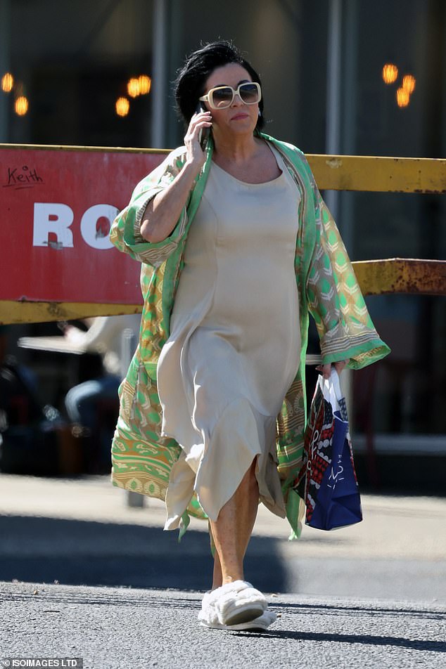 Jessie se sve nasmiješila dok je s nekim razgovarala na telefonu dok je nosila tragove i vrećicu Spencer