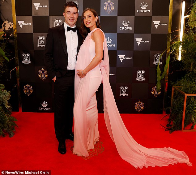 Alexandra Merrett, supruga kapetana Esendona Zach Merrett (na slici zajedno), rekla je da se pritisak pogoršao oko ceremonije medalje Brownlow