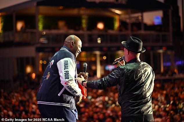 U posljednjoj četvorici u San Antoniju, Barkley se našalio na koncertu da je grad imao 'Big B ***** ovdje'