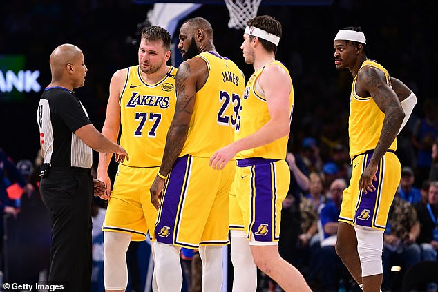 Dolazeći u njegovu obranu bili su LeBron James i drugi, dan prije povratka u Dallas