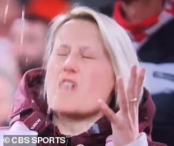 Žena se slučajno raspršila svojim pićem