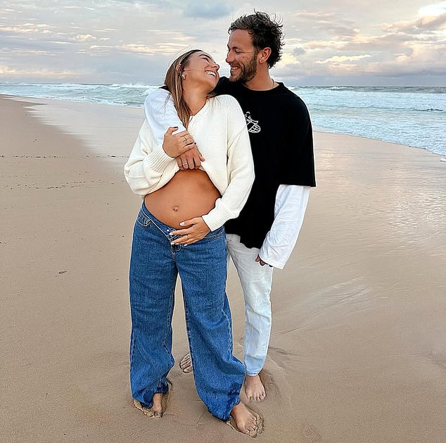 Power i Nelson (na slici zajedno) prvi su se bavili romantičnom javnošću u prosincu 2023