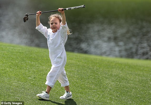 Poppy McIlroy drži nosača sjevernog Irca iznad glave tijekom događaja PAR-3